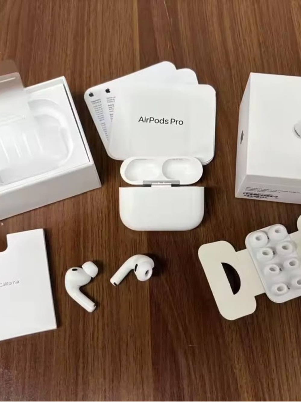 Apple AirPods Pro 3 Earbuds in White — Wireless Noise Control - Picture 4 of 4